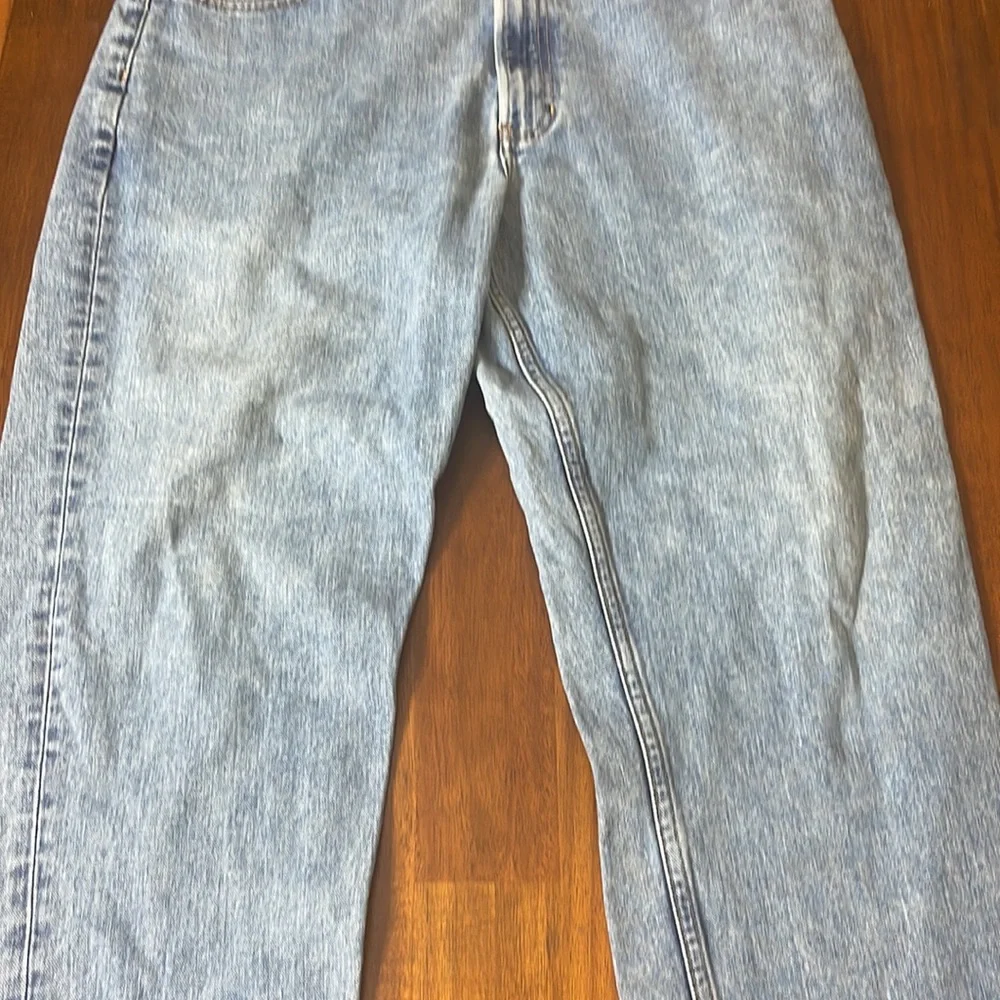 Tommy Hilfiger mens relaxed fit jeans. Size 36 inseam 30. EUC. Light blue wash